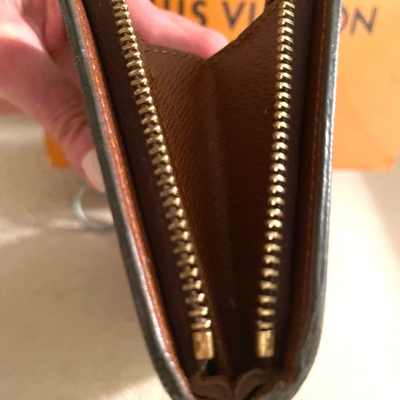 LOUIS VUITTON Authentic Monogram Zippy Clutch/Wallet - Picture 4 of 11